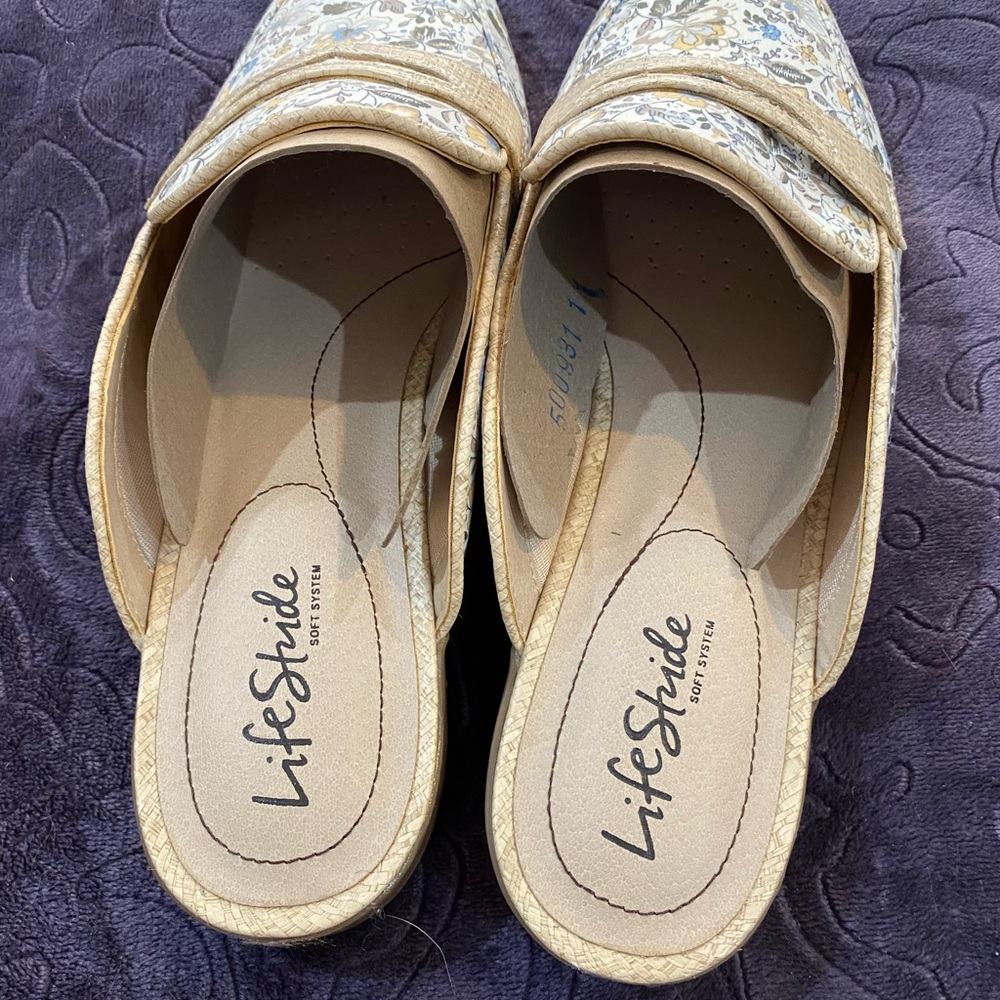 Life Stride Margot Slide in multi floral, size 11W - Picture 3 of 6